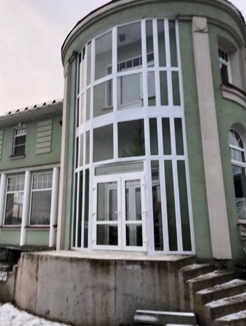 Фото: нестандартные окна в дом © компания Окнобер